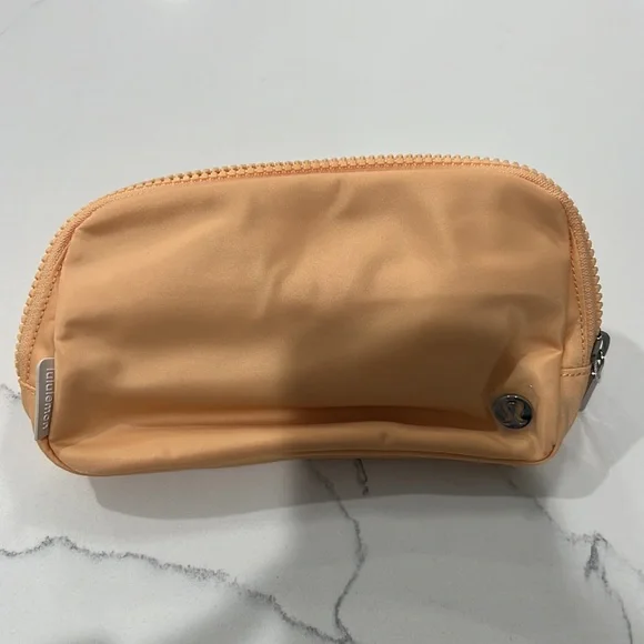 Lululemon Everywhere Belt Bag 1L ✨LAST ONE ✨ - Picture 2 of 3